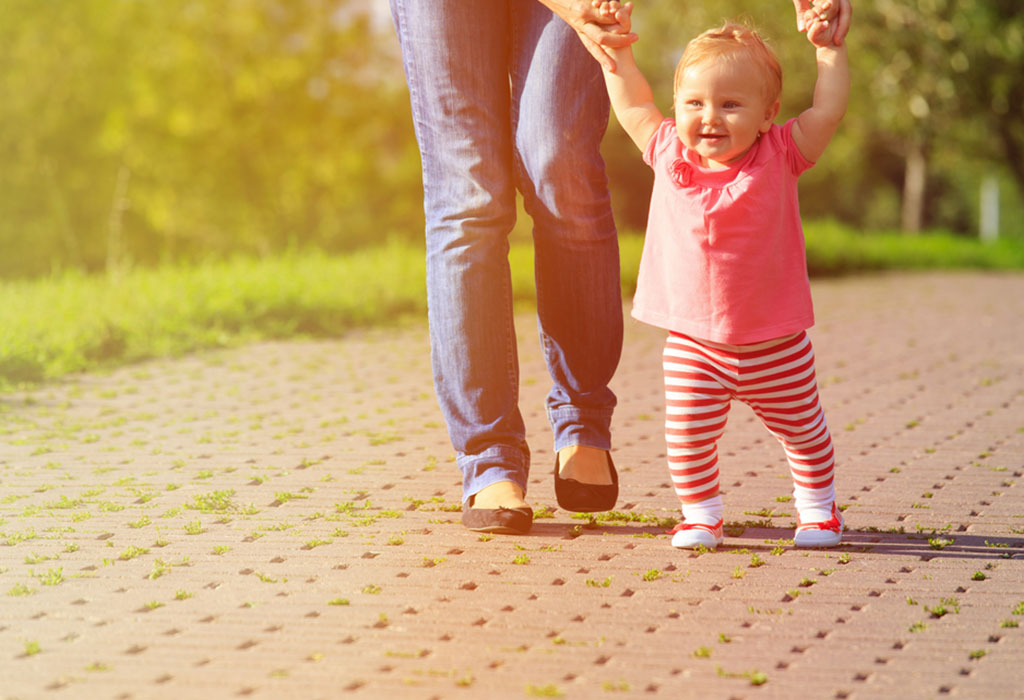 نوزادان چه زمانی شروع به راه رفتن میکنند؟