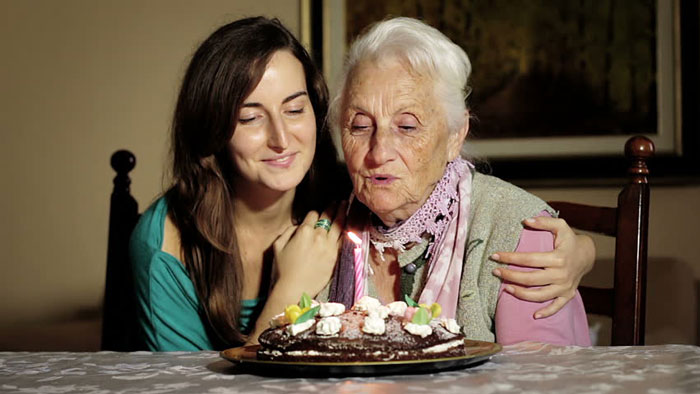 مجموعه‌ای از جدیدترین و زیباترین پیام‌های تبریک تولد مادربزرگ
