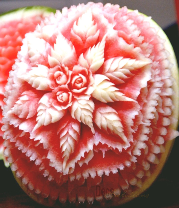 تزیین هندوانه شب یلدا به شکل گل به شکلی جذاب