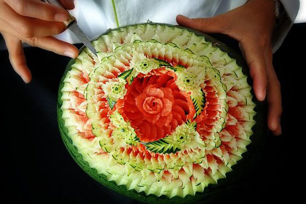 تزیین هندوانه شب یلدا به شکل گل به شکلی زیبا