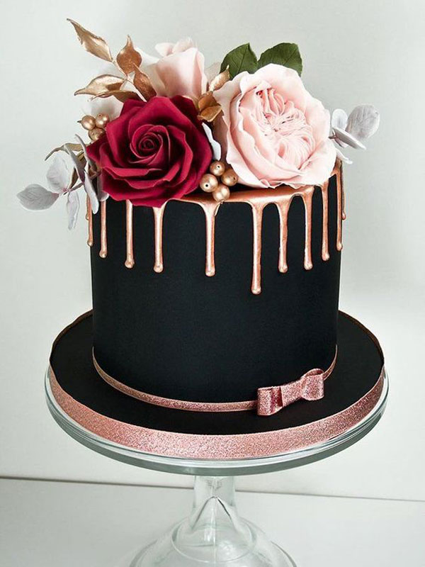 تزیین کیک بدون خامه با استفاده از شکلات و گل رز