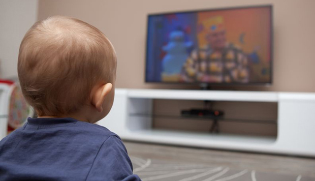 نوزاد و تلویزیون؛ تاثیر تماشای تلویزیون، موبایل و کامپیوتر بر نوزاد