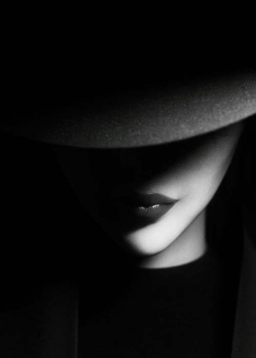 عکس سیاه و سفید دختر با کلاه