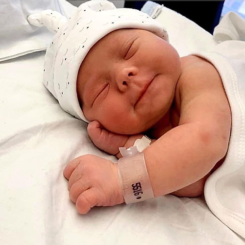 عکاسی نوزاد تازه متولد شده در بیمارستان
