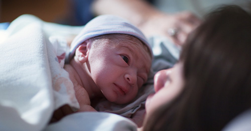 عکس نوزاد تازه متولد شده با مادر