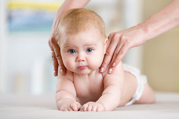 ماشاژ نوزاد برای روش‌های سریع تر کردن رشد نوزاد