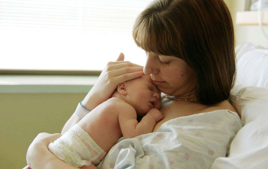 باید و نبایدهای رفتار با نوزاد: در آغوش گرفتن