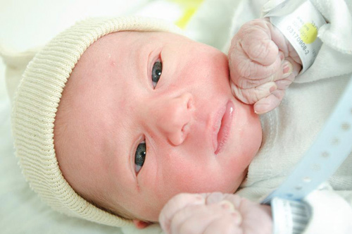 عکس نوزاد پسر در بیمارستان