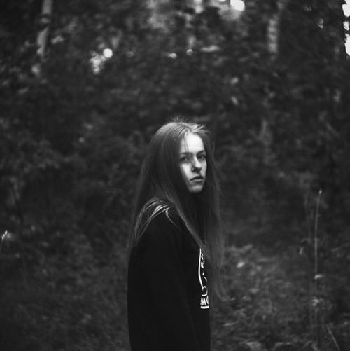 دختر غمگین و تنها در جنگل