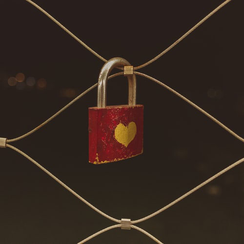 قلب عاشقانه زرد روی قفل قرمز