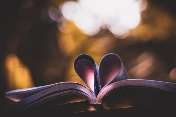 قلب عاشقانه با صفحات کتاب