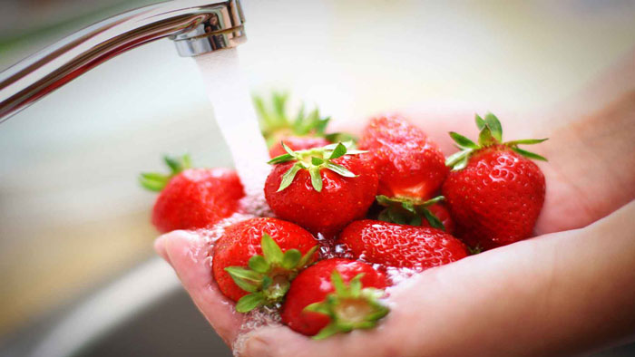 شستن توت فرنگی و ضدعفونی کردن میوه و سبزیجات در دوران همه‌گیری کرونا