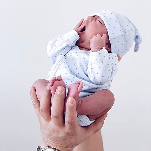 عکس نوزاد روی دست 