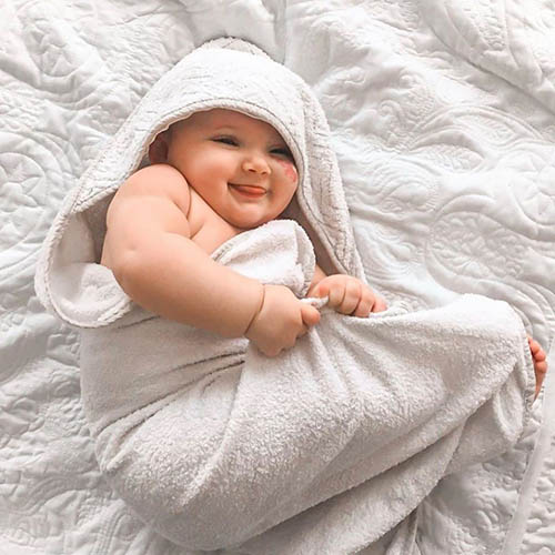 عکس نوزاد با حوله روی تخت