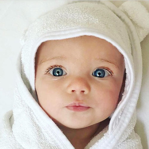 نوزاد چشم آبی زیبا