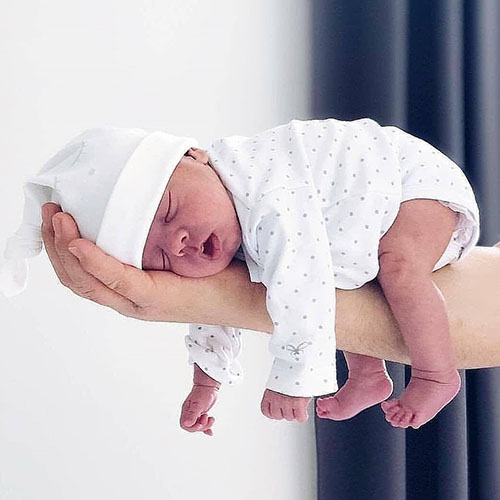 نوزاد خوابیده روی دست