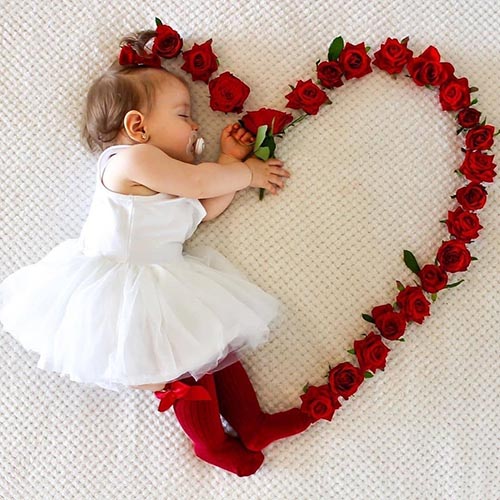عکس نوزاد دختر با گل به شکل قلب