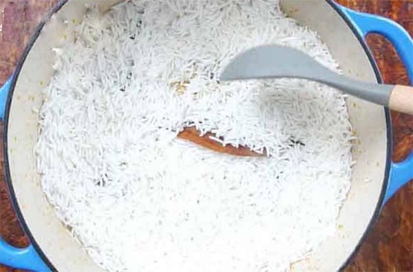 ریختن برنج روی مرغ در بریانی هندی
