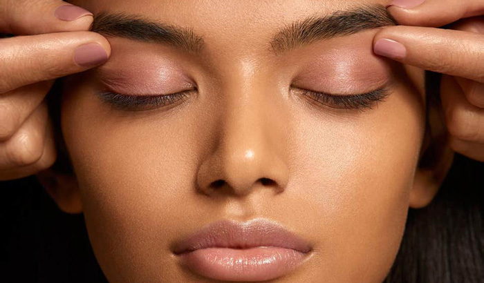 معرفی و نحوهی ماساژ ابرو «Brow pinching»؛ برگرفته از خرد آیورودا معرفی و نحوهی ماساژ ابرو «Brow pinching»؛ برگرفته از خرد آیورودا