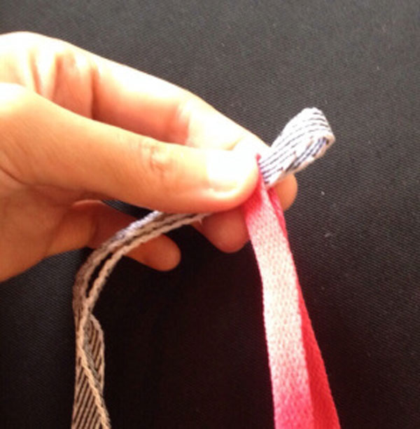 بند کفش اول به دور دوم برای ساخت دستبند با بند کفش
