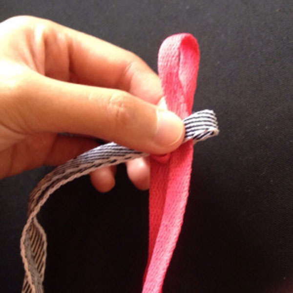 مراحل ساخت دستبند با بند کفش به روش دوم