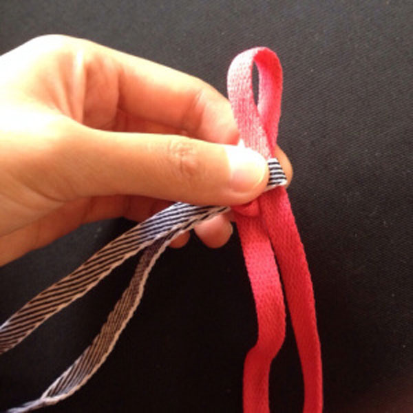 نحوه گره زدن برای ساخت دستبند با بند کفش به روش دوم