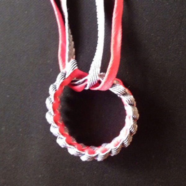 گره زدن انتهای بند کفش‌ها برای ساخت دستبند با دو بند کفش