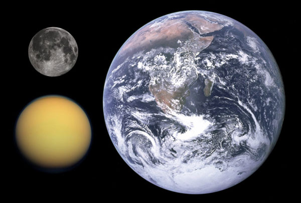 قمر تیتان در مقایسه با زمین و ماه