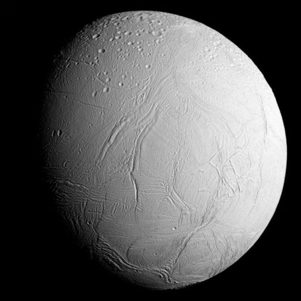 انسلادوس یکی از قمرهای سیاره زحل
