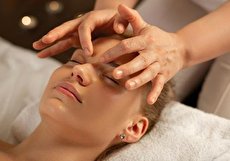نحوه ماساژ ابرو «Brow pinching» برگرفته از خرد آیورودا
