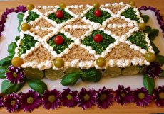 طرز تهیه کیک سالاد الویه با تزیینات جدید و جذاب