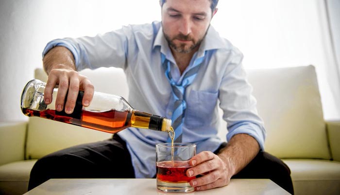 علائم اعتیاد به الکل؛ چگونه علائم سوء‌مصرف الکل را تشخیص دهید؟