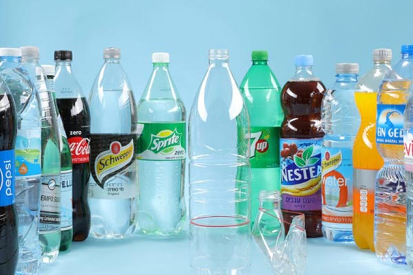 نوشیدنی های موجود در بطری های پلاستیکی، از غذاهای مضر برای سلامتی