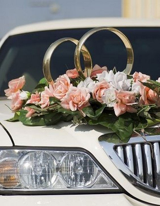 تزیین ماشین عروس با حلقه و گل رز
