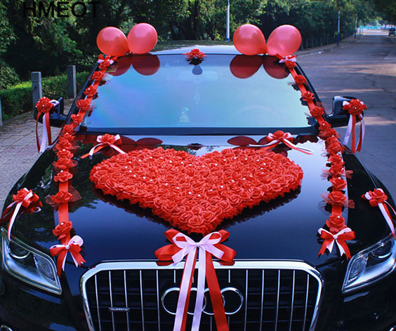تزیین ماشین عروس با بادکنک و روبان و گل رز قرمز