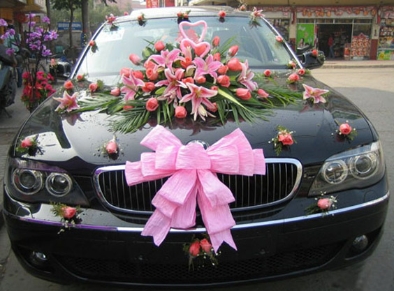 تزیین ماشین عروس با پاپیون صورتی و گل لیلیوم