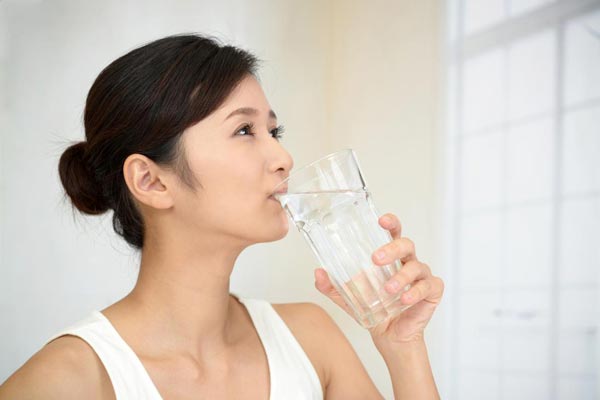 نوشیدن آب برای درمان خانگی نقرس