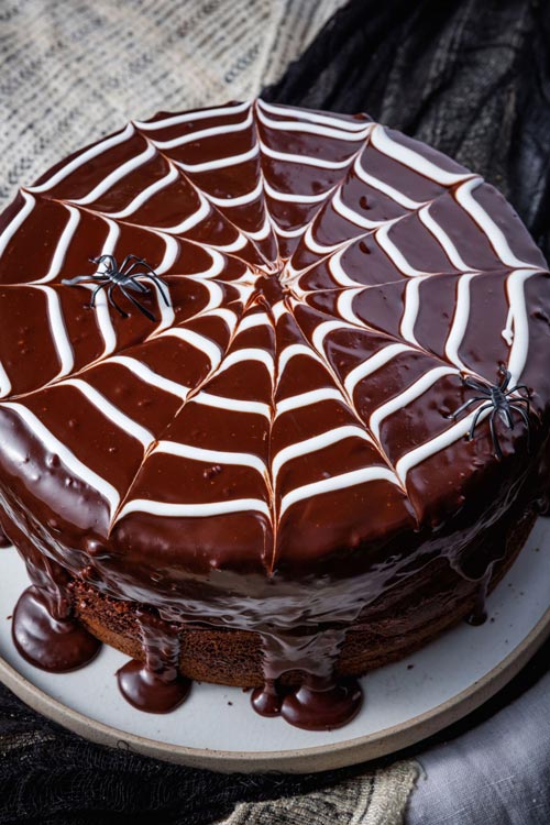 تزئین کیک شکلاتی دورنگ با خامه و شکلات