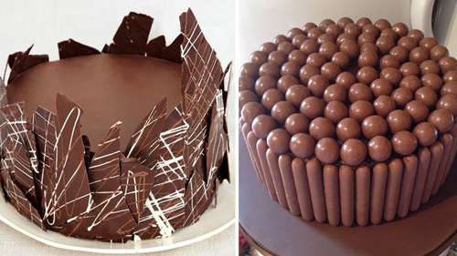 کیک شکلات تزیین شده با توپک شکلاتی و شکلات تخته ای