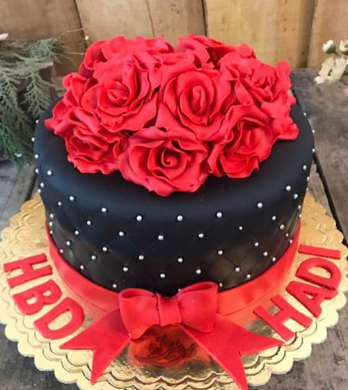 تزیین کیک شکلاتی دخترانه با با خمیر فوندانت، مروارید و گل رز قرمز