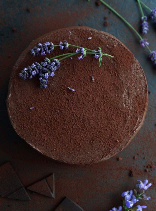 تزیین ساده کیک شکلاتی با پودر کاکائو و گل