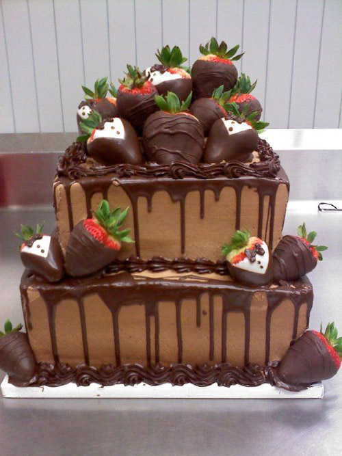 تزیین کیک شکلاتی دریپ سس و توت فرنگی شکلاتی