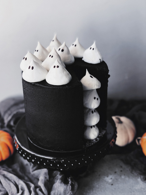 تزیین کیک شکلاتی سیاه با خامه سفید به شکل روح (برای هالوین)