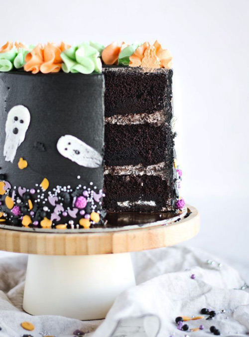 کیک گاناش شکلاتی تزیین شده برای هالوین