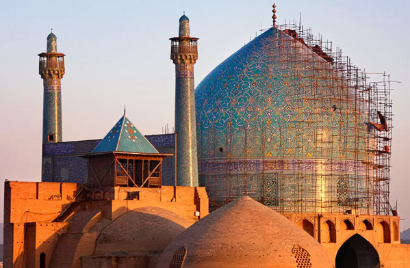 حکایت معمار و پیرزن: شایعه مناره کج مسجد