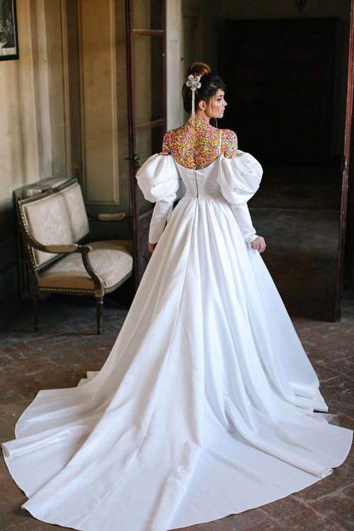 مدل لباس عروس دکلته آستین پفی با دامن دنباله دار