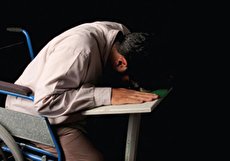 آموزش خواندن نماز نشسته روی زمین و روی صندلی