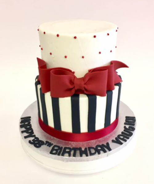 مدل کیک تولد مردانه عاشقانه با پاپیون قرمز