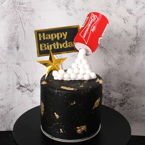 مدل کیک تولد مردانه عاشقانه با خمیر فوندانت مشکی و طلایی