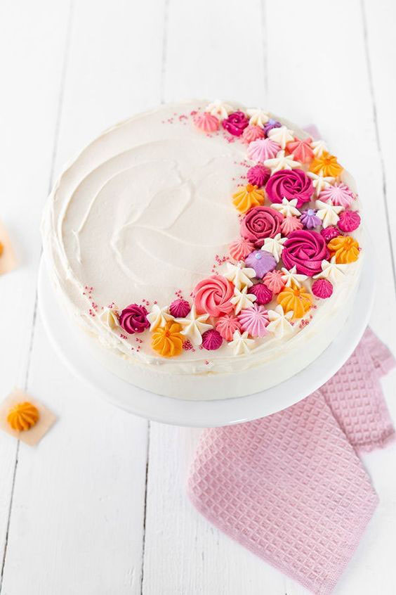 مدل کیک تولد ساده و شیک خامه ای 
